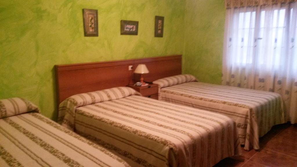 Hostal La Plaza Tielve Habitación foto