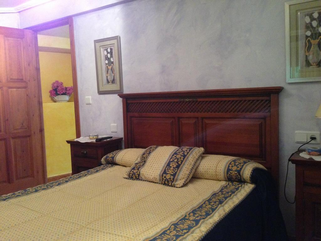 Hostal La Plaza Tielve Habitación foto